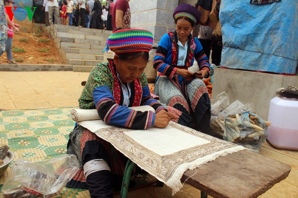 Bustling northern mountain market-day in Hanoi - ảnh 1